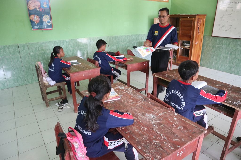 Siswa kelas VI SDN 3 Karangwuni mengikuti kegiatan belajar mengajar di Desa Karangwuni, Kecamatan Sedong, Kabupaten Cirebon, Jawa barat, Rabu (27/11/2019). Hanya terdapat enam siswa di kelas VI. Adapun Kelas I diisi 2 siswa, kelas II (9 siswa), kelas IV (6 siswa), dan kelas V (3 siswa).