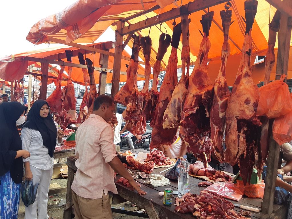 Suasana "meugang" di Pasar Ulee Kareng, Kota Banda Aceh, Provinsi Aceh, Sabtu (9/7/2022). Ternak yang dipotong untuk "meugang telah melalui pemeriksaan kesehatan agar terhindar dari penyakit mulut dan kuku.