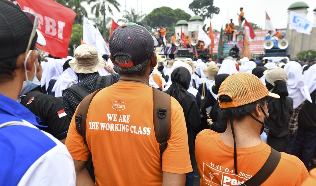 Massa buruh dari berbagai serikat pekerja berunjuk rasa di depan Gedung DPR/MPR, Jakarta, Rabu (15/6/2022). Dalam aksi yang diikuti ribuan buruh tersebut mereka kembali menyerukan penolakan atas revisi UU Pembentukan Peraturan Perundang-undangan (UU P3) dan penolakan UU Cipta Kerja.