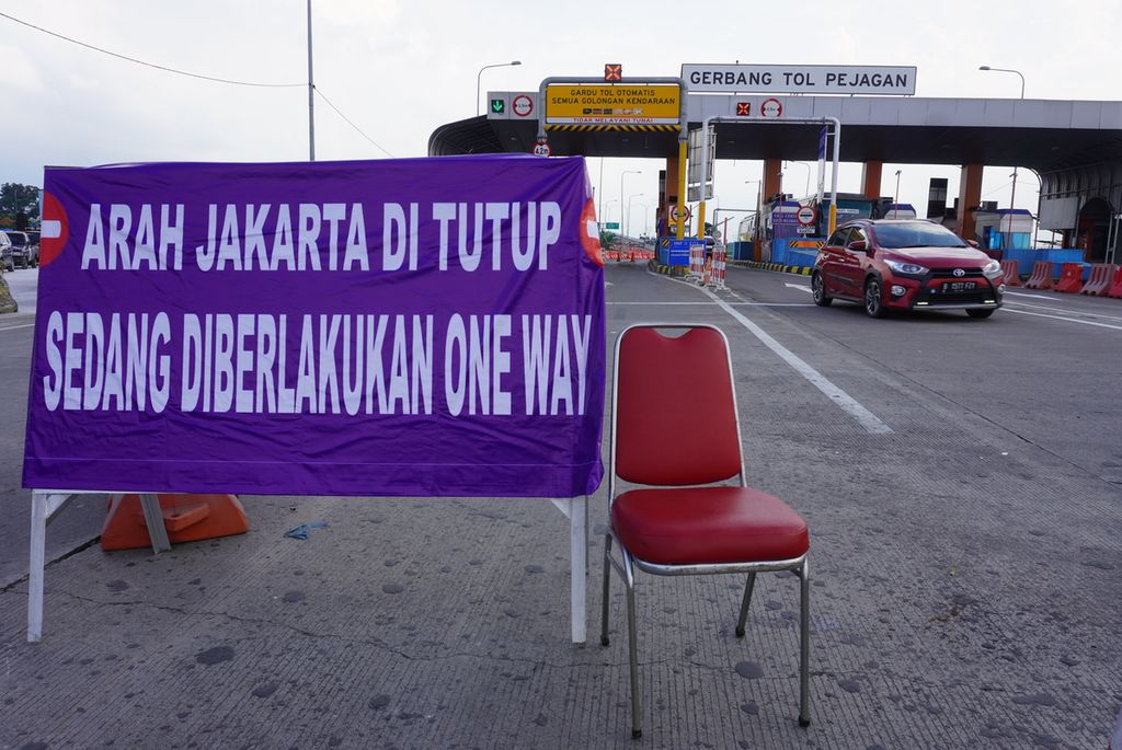 Suasana di pintu keluar Jalan Tol Pejagan, Kabupaten Brebes, Jawa Tengah, pada H-3 Lebaran atau Jumat (29/4/2022). Pintu keluar itu sempat ditutup mulai Jumat pukul 09.30 hingga 10.30. Hal itu untuk mengurai kemacetan di jalur selatan Brebes-Purwokerto.