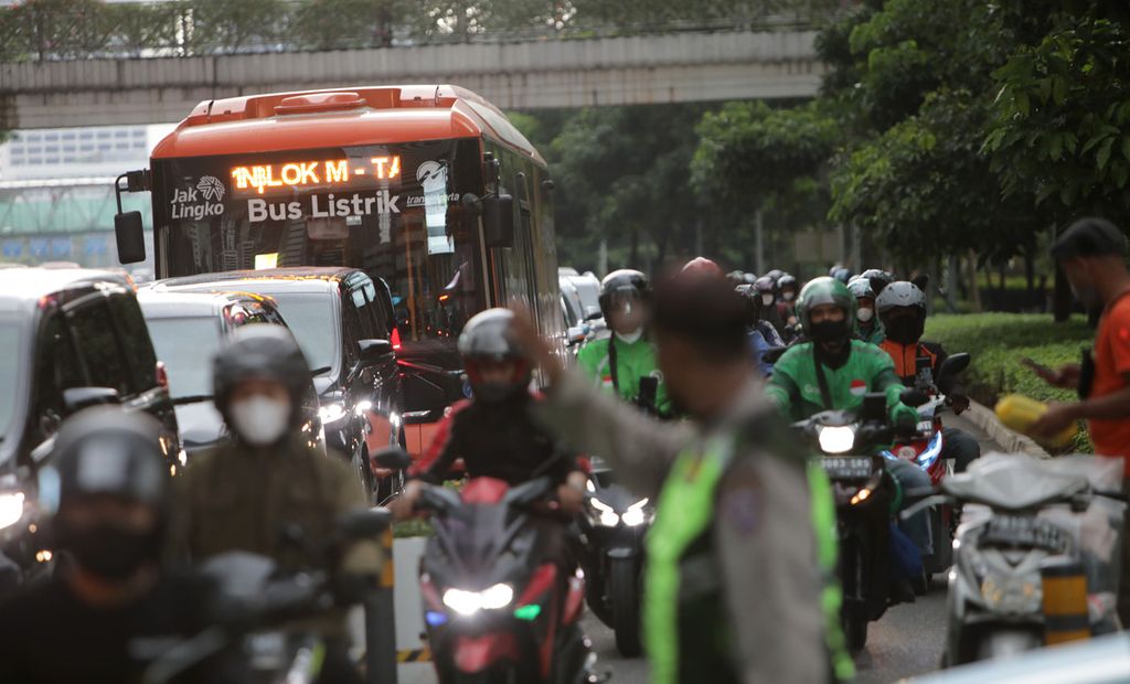 Bus listrik melintas di Jalan Jenderal Sudirman, Jakarta, Jumat (16/12/2022). PT Transjakarta menargetkan bisa mengoperasikan 100 bus listrik sampai akhir tahun 2022. 