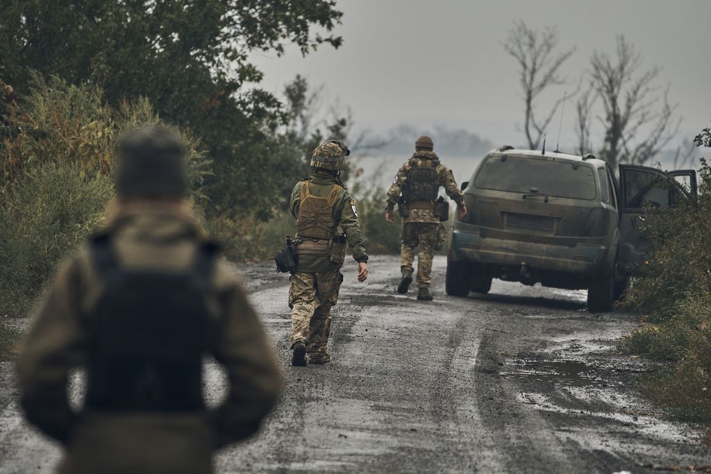 Tentara Ukraina bergerak di jalan yang telah mereka bebaskan di wilayah Kharkiv, Ukraina, Senin (12/9/2022). 