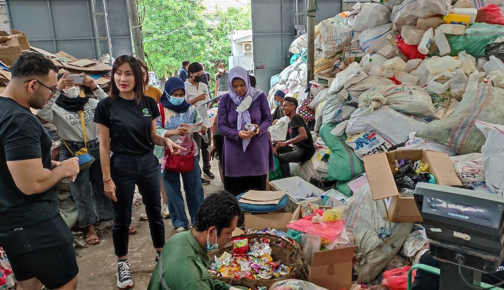 Suasana di gudang Bali Waste Cycle (BWC), Kota Denpasar, Sabtu (11/2/2023). Direktur BWC Olivia Anastasia Padang (kedua dari kiri) menerangkan perihal sampah plastik, termasuk kemasan multilapisan (MLP), yang dikumpulkan di BWC ke Director of Corporate Responsibility L'Oreal Indonesia Mohamad Fikri (kiri).