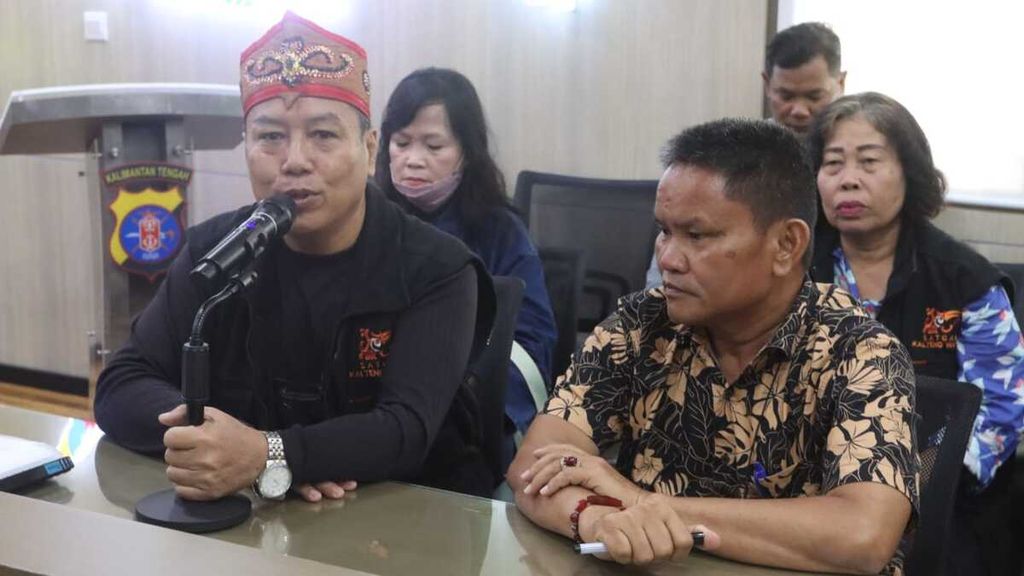 Men Gumpul, Ketua Kalteng Watch Anti Mafia Tanah memberikan keterangan di sela-sela jumpa media, di Kota Palangkaraya, Sabtu (4/2/2023).