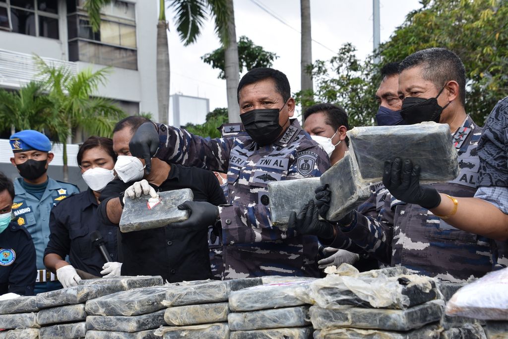 Wakil Kepala Staf TNI AL Laksamana Madya TNI Ahmadi Heri Purwono menunjukkan 179 kg kokain yang penyelundupannya digagalkan TNI AL, Senin (9/5/2022).