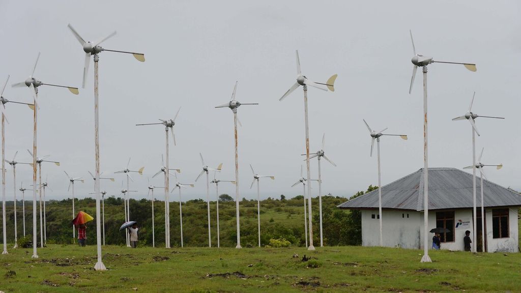 Deretan kincir angin pembangkit listrik tenaga bayu (PLTB) menghiasi puncak bukit di Dusun Tanarara, Desa Maubokul, Kecamatan Pandawai, Sumba Timur, Nusa Tenggara Timur, Rabu (3/2/2021). Sebagian besar dari 48 kincir angin yang dibangun pada 2013  itu hingga kini masih berfungsi dengan baik dalam memenuhi kebutuhan listrik masyarakat sekitar. 