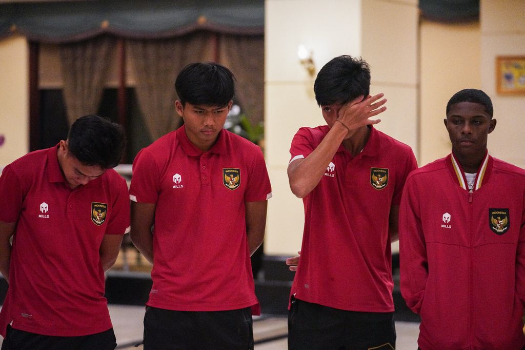 Indonesian U-20 team players (from right to left) Hugo Samir, Sultan Zaky Pramana, and Arkhan Kaka Putra cried after being told that FIFA had revoked Indonesia's status as host of the U-20 World Cup in the lobby of the Sultan Hotel, Jakarta, Wednesday (29/ 3/2023).