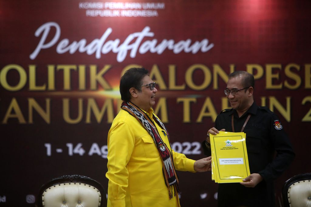 Ketua Umum Partai Golkar Airlangga Hartarto (kiri) menyerahkan berkas pendaftaran partai politik calon peserta Pemilu 2024 kepada Ketua KPU Hasyim Asy'ari di Kantor KPU, Jakarta, Rabu (10/8/2022). 