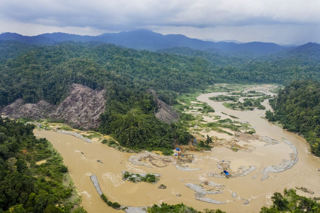 Kondisi Sungai Batanghari di kawasan Hutan Lindung Batanghari, Solok Selatan, Sumatera Barat, yang rusak akibat aktivitas tambang emas ilegal, Sabtu (23/11/2019) sore. Tambang menggunakan eskavator untuk mengeruk sempadan sungai selebar hingga seratusan meter dengan kedalaman belasan meter. 