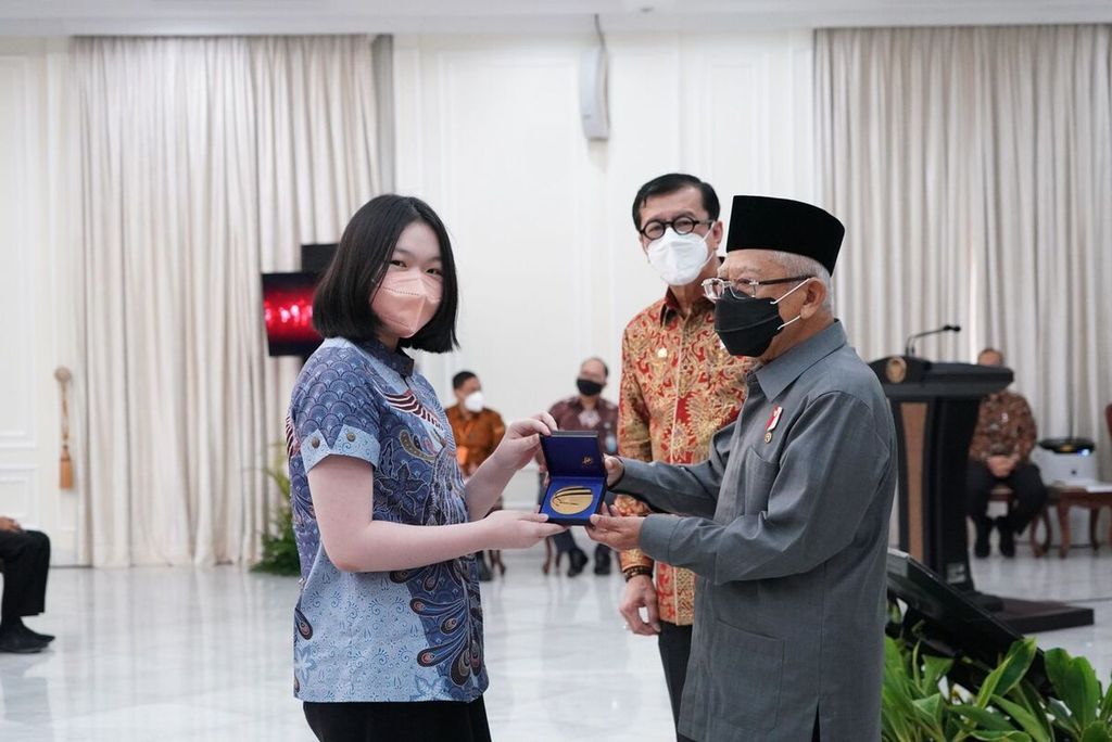 Wakil Presiden Ma'ruf Amin memberikan penghargaan Hari Kekayaan Intelektual Sedunia (WIPO Awards) kepada salah satu penerimanya, Angel Lee, siswi SMP 2 Tarakanita kelahiran 11 Juni 2007. Hal ini dilakukan dalam puncak peringatan Hak Kekayaan Intelektual Sedunia di Istana Wapres, Jakarta, Selasa (26/4/2022).