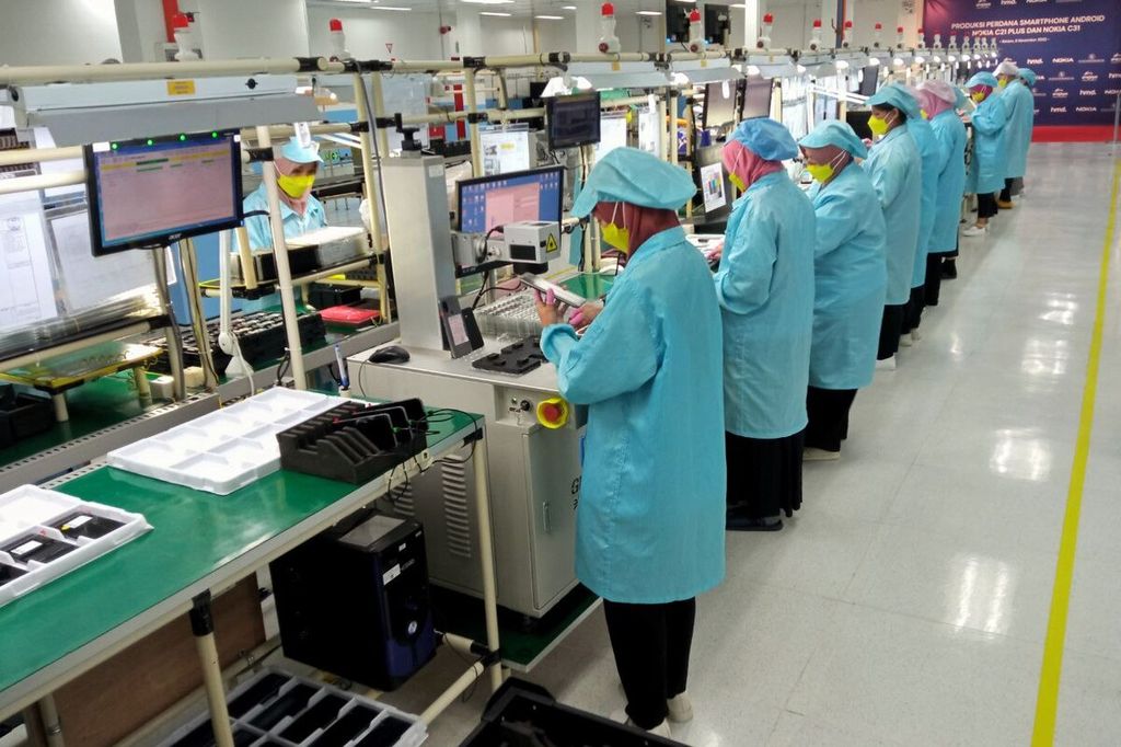 Para pekerja merakit ponsel pintar Nokia tipe C21 Plus dan C31 di pabrik PT Sat Nusapersada, Kota Batam, Kepulauan Riau, Selasa (8/11/2022). Setiap bulan 50.000 ponsel pintar Nokia dirakit di pabrik tersebut.