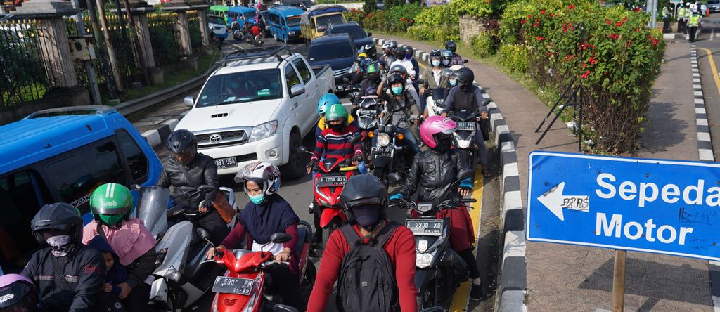 Kepadatan antrean kendaraan ke arah Puncak di akses jalan raya Gadog, Kabupaten Bogor, Jawa Barat, Kamis (29/10/2020). 