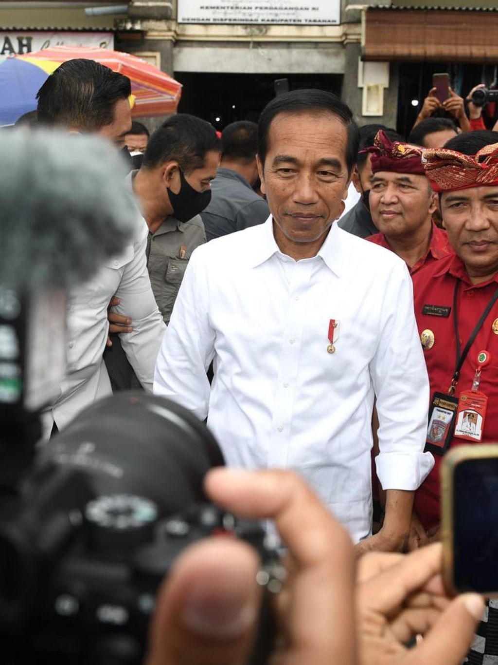 Presiden Joko Widodo seusai memberikan keterangan pers setelah mengunjungi Pasar Baturiti Kabupaten Tabanan Provinsi Bali, Kamis, 2 Februari 2023. 