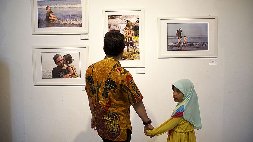Pengunjung dalam pembukaan pameran foto Keayahan "ini Ayah Hebatku" di Bentara Budaya Jakarta, Senin (20/11/2017). Pameran diselenggarakan dalam rangka peringatan Hari Ayah Nasional.
