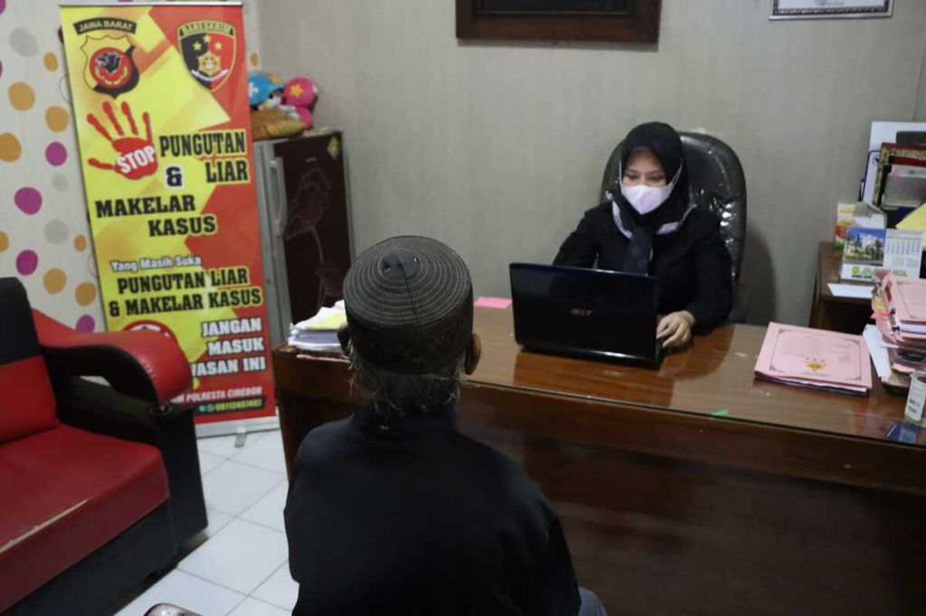 Polisi memeriksa K, tersangka kasus pemerkosaan, Selasa (8/3/2022) malam, di Markas Polres Kota Cirebon, Jawa Barat. K diduga memerkosa perempuan disabilitas.