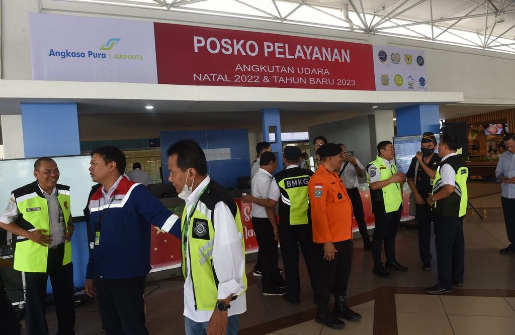 Aktivitas Posko Pelayanan Angkutan Udara Natal 2022 dan Tahun Baru 2023 yang baru dioperasikan di Terminal 1 Bandara Juanda di Sidoarjo, Jawa Timur, Senin (19/12/2022).