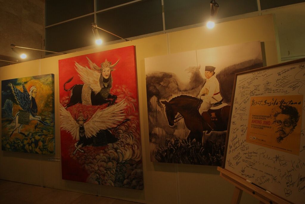 Sejumlah lukisan dipajang dalam  Pameran Retrospeksi 40 Tahun Berkarya Among Jiwo di Museum Nasional Indonesia, Jakarta, Kamis (10/11/2022). Pameran itu memajang lebih dari 250 karya perupa, penyair, sekaligus jurnalis Yusuf Susilo Hartono .