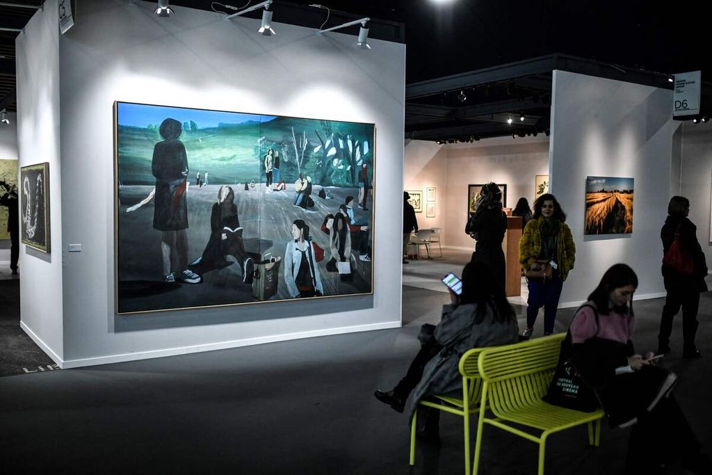 Para pengunjung menghadiri pembukaan pameran lukisan ”Art Paris” di Grand Palais Ephemere, Paris, Perancis, 6 April 2022. 