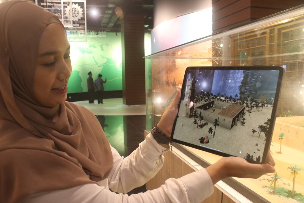 Pemandu menunjukkan simulasi aktivitas masyarakat di sekitar salah satu lokasi bersejarah pada zaman Nabi Muhammad SAW dalam Galeri Rasulullah SAW, Masjid Raya Al Jabbar, Kota Bandung, Jawa Barat, Senin (27/3/2023).