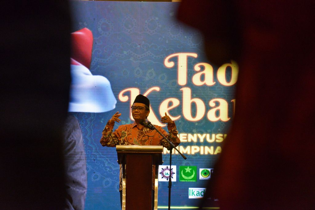 Menko Polhukam Mahfud MD memberikan sambutan di Hotel Royal Kuningan, Jakarta, Sabtu (25/3/2023). Acara yang diselenggarakan Lembaga Persahabatan Ormas Islam ini diikuti 25 ormas Islam. 