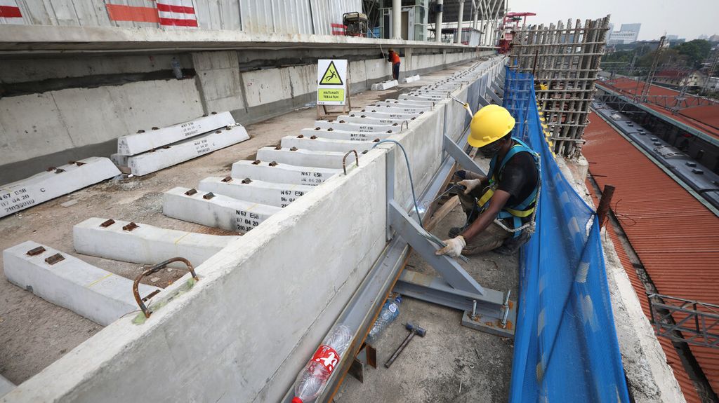 Pekerja mengelas di lokasi proyek pembangunan tahap I Stasiun Sentral Manggarai, Jakarta Selatan, Jumat (9/10/2020). Stasiun Sentral Manggarai disiapkan menggantikan peran Stasiun Gambir sebagai pusat layanan kereta jarak jauh. 