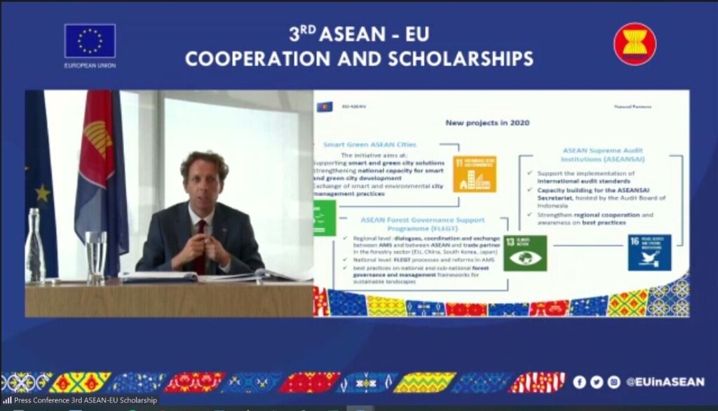 Duta Besar Uni Eropa untuk ASEAN, Igor Driesmans, memaparkan program-program kerja sama UE-ASEAN, Kamis (13/8/2020), di Jakarta.
