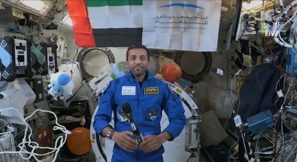 Foto dari NASA ini menunjukkan astronot Uni Emirat Arab, Sultan al-Neyadi, saat wawancara di Stasiun Luar Angkasa Internasional pada Selasa, 7 Maret 2023. Astronot Arab pertama yang ditugaskan untuk misi luar angkasa yang panjang ini masih menyesuaikan diri dengan kehidupan di luar angkasa. 