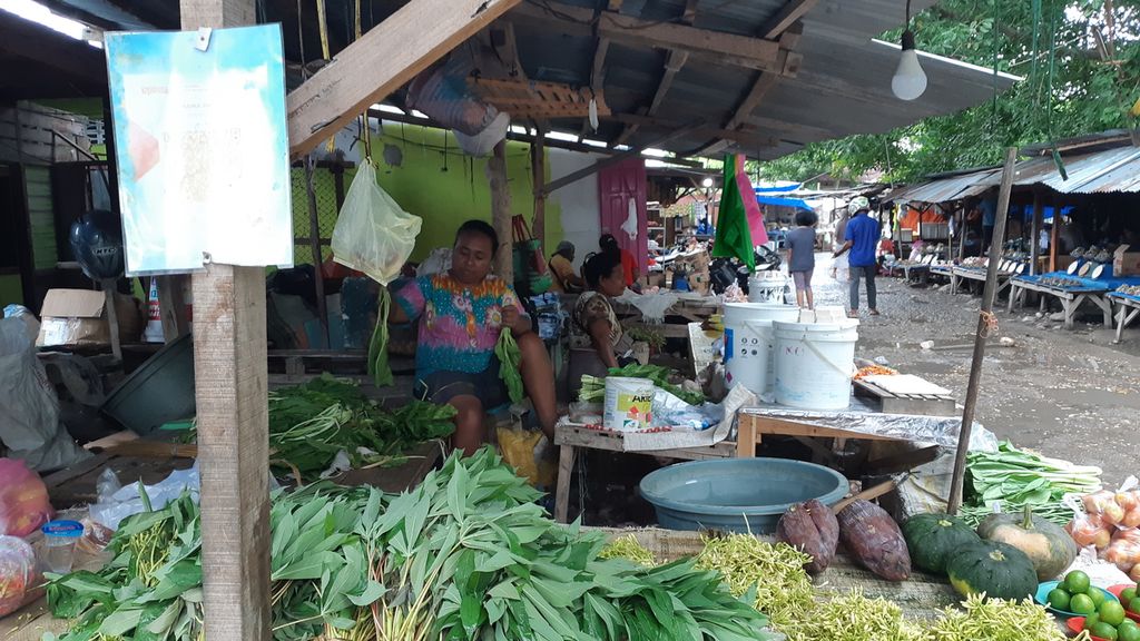 Di lapak sayur pasar tradisional Betun, Kabupaten Malaka, NTT, tersedia metode pembayaran nontunai menggunakan Quick Response Indonesian Standard (QRIS), seperti pada awal Maret 2022 lalu. QRIS itu disiapkan oleh Bank NTT.