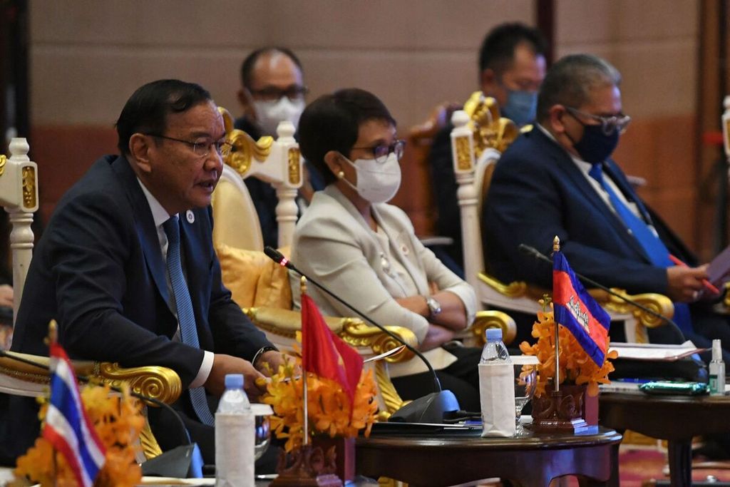 Menteri Luar Negeri Republik Indonesia Retno LP Marsudi (tengah) dan Menlu kedua Brunei Darussalam Erywan Yusof (kanan) menyimak saat Menlu Kamboja Prak Sokhonn (kiri) berbicara pada pertemuan dengan Komisi HAM Antar-Pemerintahan ASEAN dalam rangkaian Pertemuan Para Menlu ASEAN ke-55 di Phnom Penh, Kamboja, Selasa (2/8/2022). 
