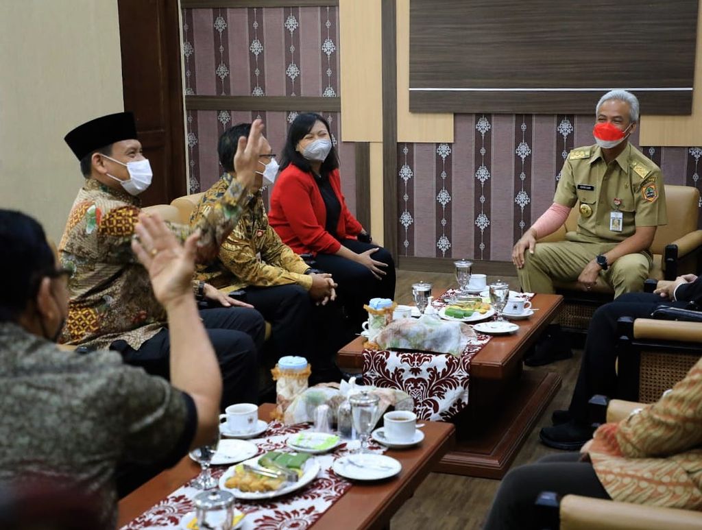 Gubernur Jawa Tengah Ganjar Pranowo menerima kunjungan dari Perwakilan Rakyat Daerah RI di kantornya di Semarang (7/2/2022).