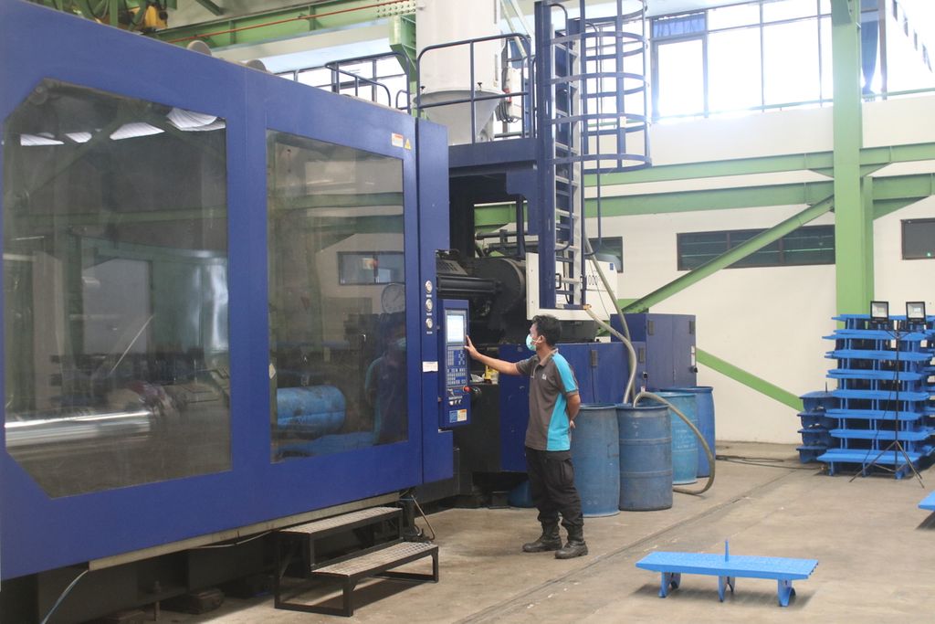 Seorang operator mesin cetak plastik memantau produksi salah satu bagian dari keramba Aquatec di pabrik PT Gani Arta Dwitunggal, Padalarang, Kabupaten Bandung Barat, Jawa Barat, Senin (18/4/2022).