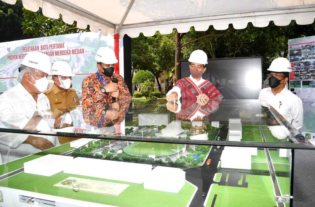 Presiden Joko Widodo melihat maket setelah meletakkan batu pertama revitalisasi Lapangan Merdeka Medan, Sumatera Utara, Kamis (7/7/2022).