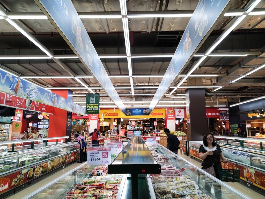 Suasana belanja di supermarket ritel di Jakarta Selatan, Sabtu (9/11/2019).