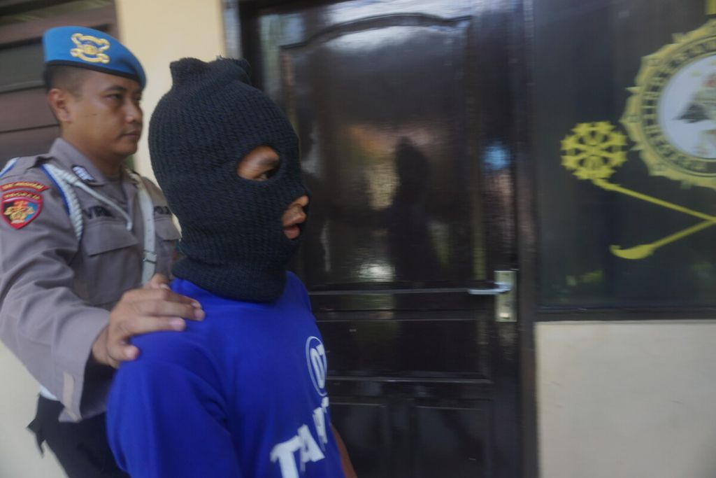 Polisi menggelandang MS (24), lelaki yang melakukan persetubuhan terhadap anak berusia 6 tahun di Purbalingga, Jawa Tengah, Selasa (7/3/2023).
