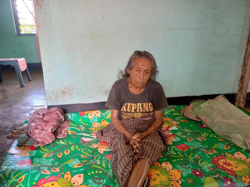 Orpha Tallok (80), warga Kelurahan Naimata, Kota Kupang, Nusa Tenggara Timur, Rabu (30/11/2022). 