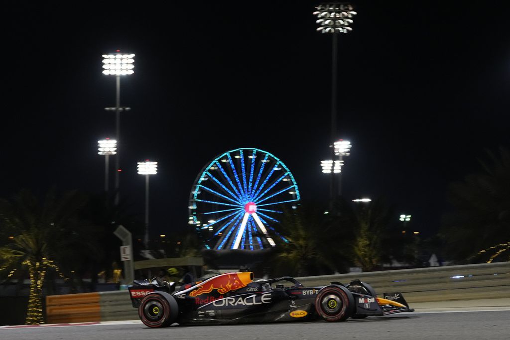 Pebalap Red Bull Max Verstappen melaju pada Grand Prix Formula 1 Bahrain di Sirkuit Sakhir, Bahrain, 20 Maret 2022.