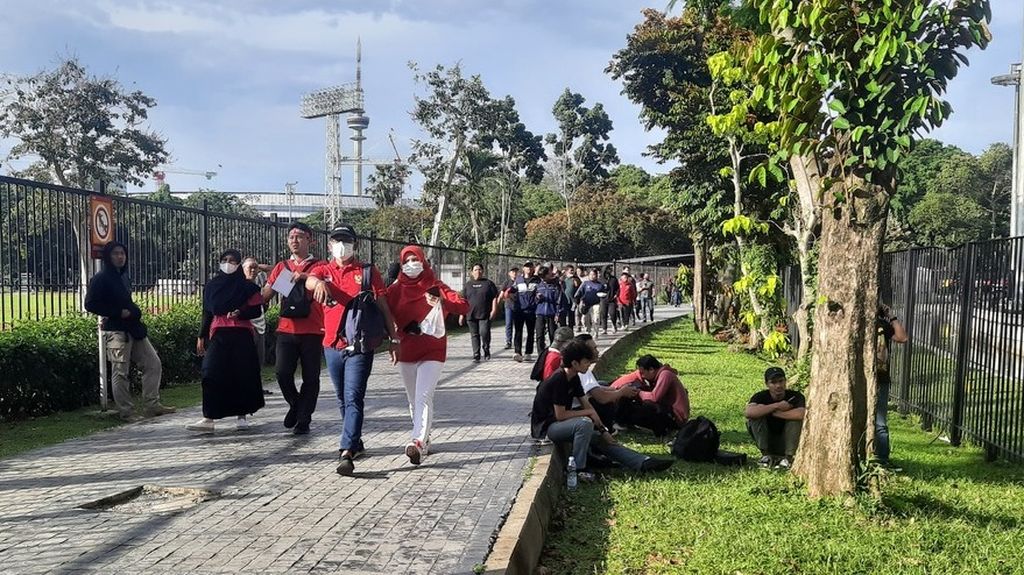 Sejumlah suporter sepak bola bersiap mengantre menuju Stadion Utama Gelora Bung Karno, Jakarta, Jumat (6/1/2023). Mereka akan menyaksikan laga pertama semifinal Piala AFF 2022 antara Indonesia dan Vietnam.