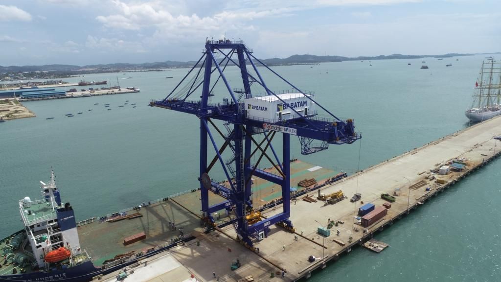 <i>Ship to shore crane</i> didatangkan Badan Pengusahaan Batam dari Korea Selatan untuk mempercepat bongkar muat kontainer di Pelabuhan Batu Ampar, Batam, Kepulauan Riau, Sabtu (8/4/2023).