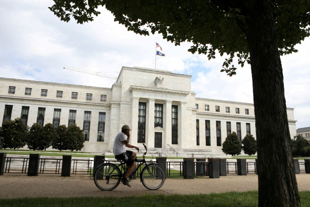 Pengendara sepeda melewati gedung bank sentral AS, Federal Reserve, di Washington DC, AS, 22 Agustus 2018.