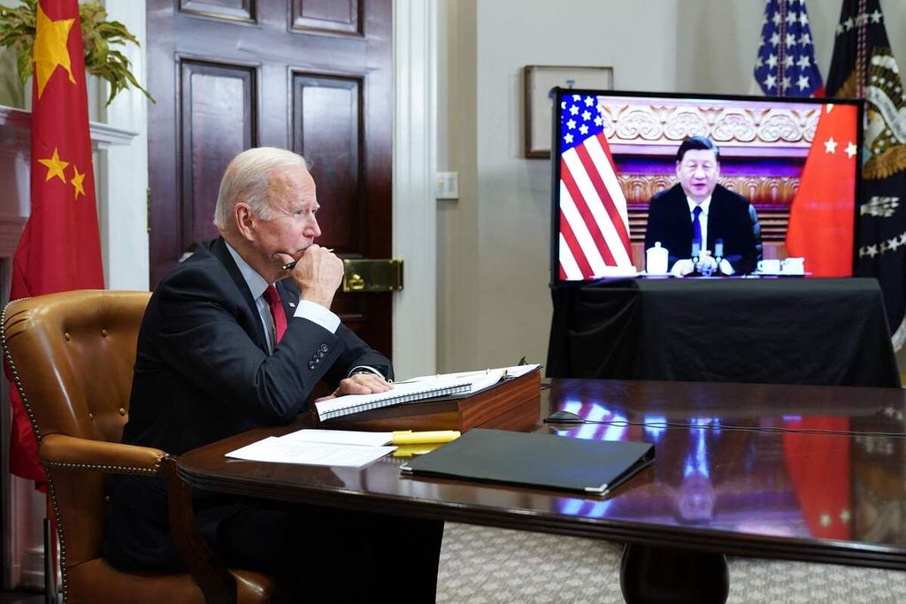 Foto yang diambil pada 15 November 2021 ini memperlihatkan Presiden AS Joe Biden di Ruang Roosevelt, Gedung Putih, Washington DC, AS, bertemu secara virtual dengan Presiden China Xi Jinping di Beijing, China.