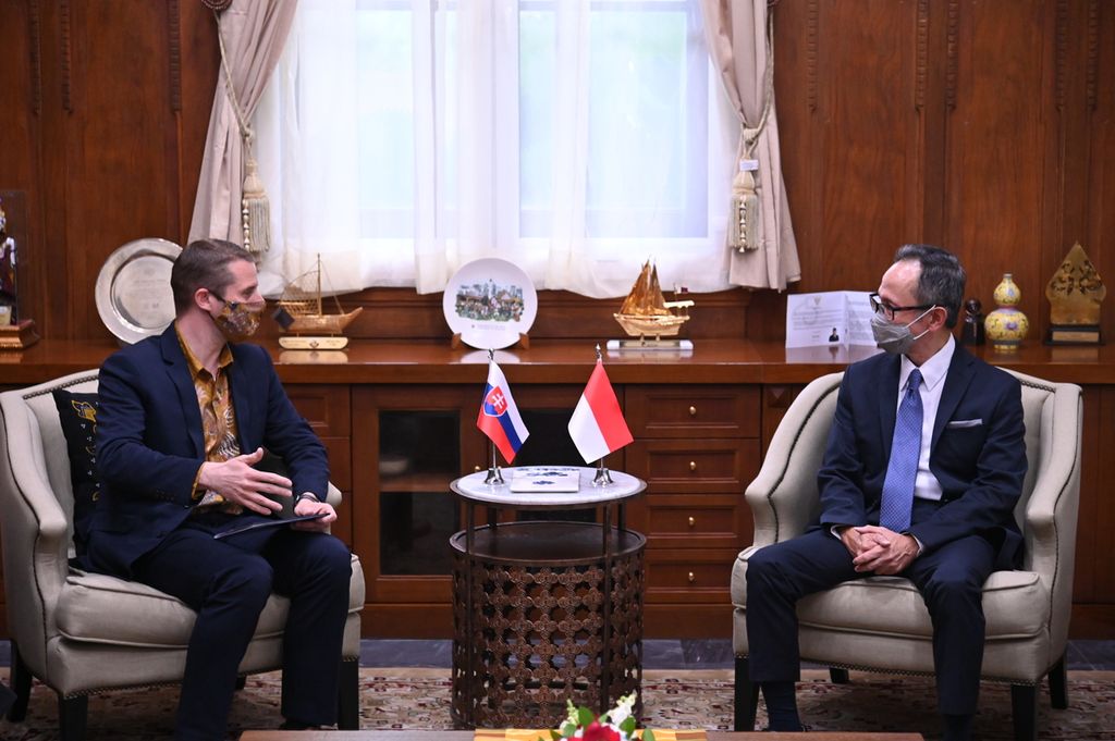 Wakil Menteri Luar Negeri RI Mahendra Siregar (kanan) menerima Wamenlu Slowakia Martin Klus, Kamis (21/4/2022), di Jakarta. Mahendra dan Klus membicarakan peningkatan kerja sama Indonesia-Slowakia. 