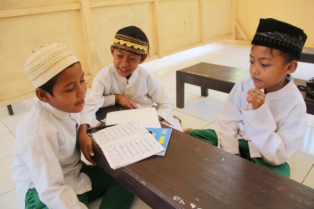 Sejumlah anak sedang belajar mengaji di Madrasah Diniyah Awwaliyah Al Fitria di Pulau Genting, Kepulauan Karimunjawa, Kabupaten Jepara, Jawa Tengah, Selasa (21/10/2015). Pemerintah mencanangkan upaya diversifikasi atau penganekaragaman madrasah menjadi tiga kategori untuk mengurangi kesenjangan dengan sekolah umum.
