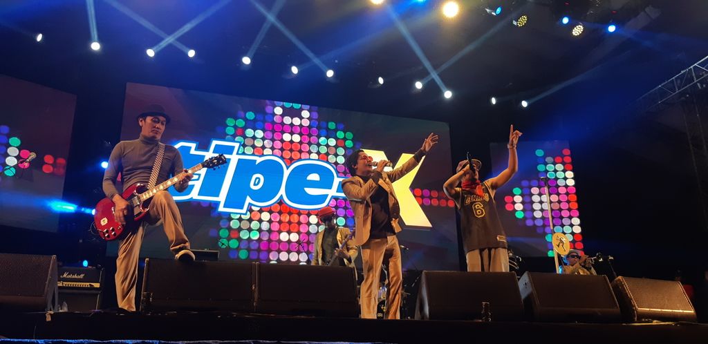 Aksi panggung Band Tipe-X di acara Big Bang Jakarta 2022, di JIExpo Kemayoran, Jakarta Pusat, Sabtu (7/5/2022).