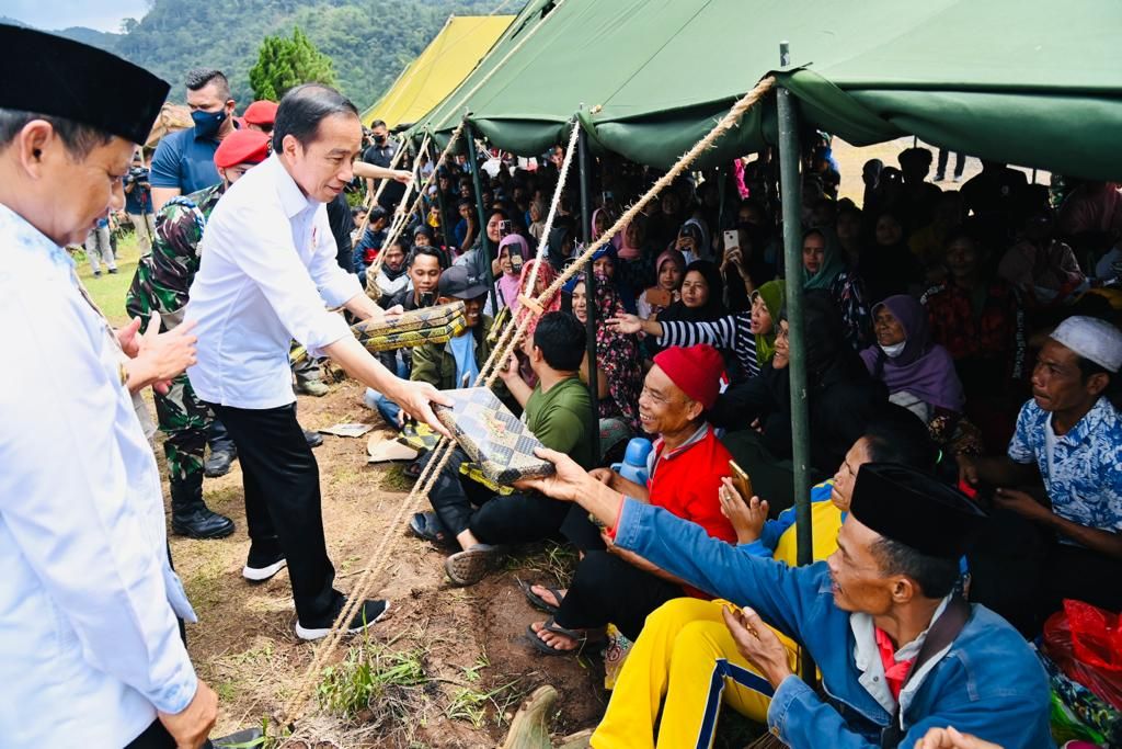 President Joko Widodo again directly inspected a number of locations affected by the earthquake during his visit to Cianjur Regency, West Java Province, on Thursday (11/24/2022).