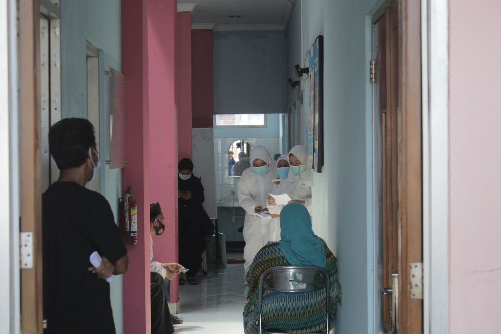 Sejumlah warga menunggu sertifikat vaksinasi Covid-19 di Puskesmas Margahayu Raya, Kecamatan Buahbatu, Kota Bandung, Senin (26/4/2021).