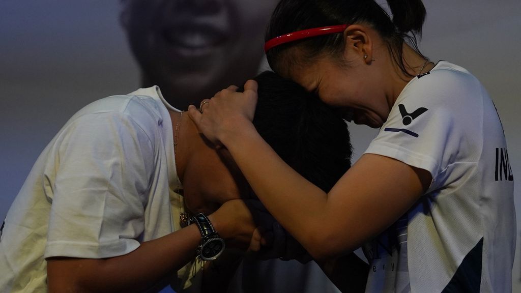 Apriyani Rahayu mencium tangan seniornya, Greysia Polii, di akhir acara Testimonial Day Greysia Polii di Istora Gelora Bung Karno, Jakarta, Minggu (12/6/2022). Ariyani adalah pasangan terakhir Greysia yang meraih medali emas ganda putri Olimpiade Tokyo 2020.
