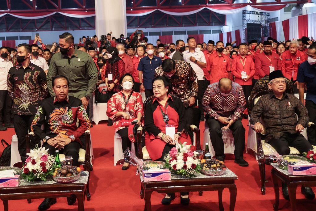 Presiden Joko Widodo didampingi Wakil Presiden Ma'ruf Amin (kanan) bersama Ketua Umum PDI Perjuangan Megawati Soekarnoputri (tengah) menghadiri puncak acara HUT Ke-50 PDI Perjuangan  di Jakarta, Selasa (10/1/2023). 