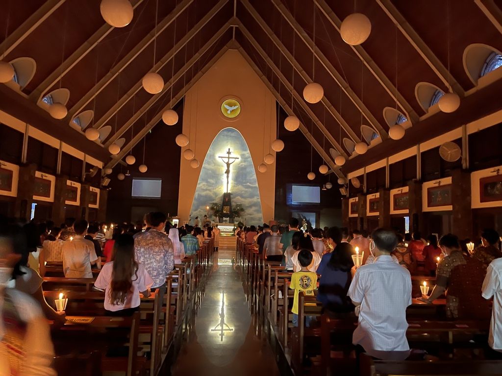 Sebanyak 404 anggota jemaat di Gereja Katolik Roh Kudus, Surabaya, Jawa Timur, Sabtu (16/4/2022), mengikuti Misa Vigili Paskah yang dipimpin Yohanes Setiyawan PR.