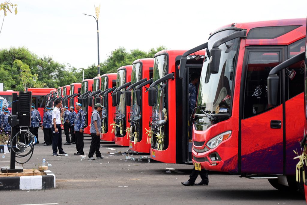Sopir bus bersiap menjalankan bus bertenaga listrik di terminal Pelabuhan Benoa, Denpasar, Bali, Rabu (9/11/2022). Pemerintah menyiapkan 30 unit bus listrik berukuran sedang dan satu bus listrik berukuran besar sebagai sarana transportasi komuter KTT G20. 
