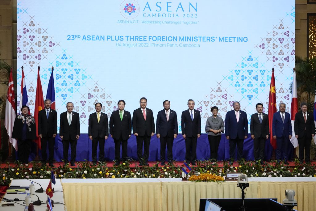 Para menteri luar negeri negara-negara ASEAN dan negara mitra dari Jepang, Korea Selatan, dan China, berpose untuk foto grup saat Pertemuan Ke-55 Menteri Luar Negeri ASEAN di Phnom Penh, Kamboja, 4 Agustus 2022. 
